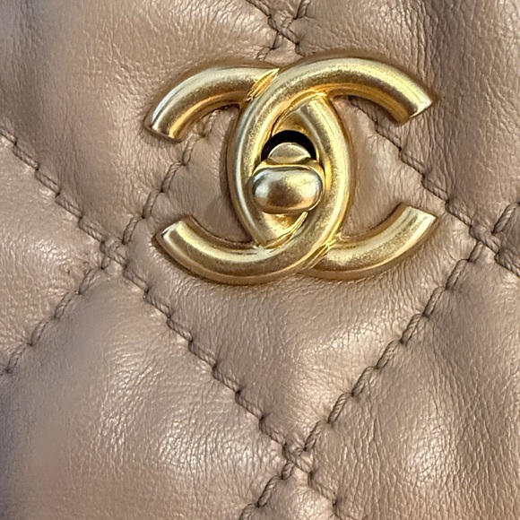 Chanel Quilted Leather Shoulder Bag - Picture 6 of 15